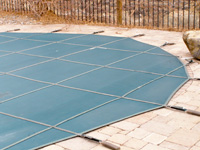 This permeable cover completely blocks the surface of the pool and prevents mosquitoes from colonizing there.