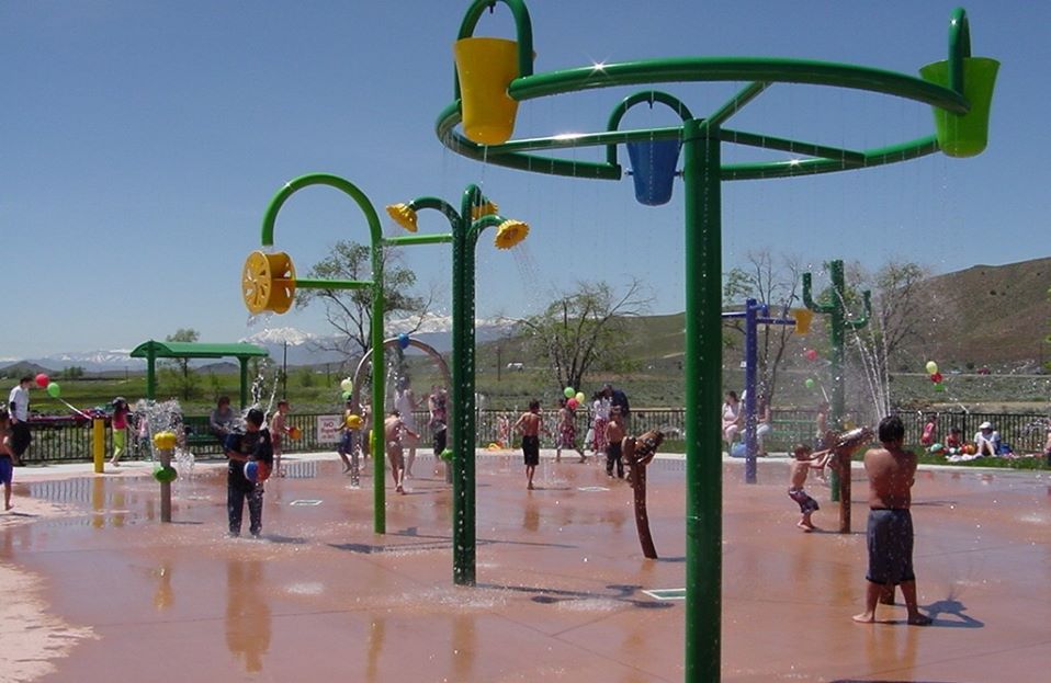 Multiple sprayers and bucket features